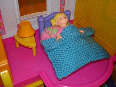 Fiber Flux: Free Knitting Pattern: Super Simple Dollhouse Extras! Knit Doll Blanket Free Pattern, Doll Blanket Knitting Pattern, Knitted Doll Blankets Free Pattern, Simple Dollhouse, Dollhouse Family, Crochet Dishcloth, Easter Crochet Patterns, Doll Hat, Blanket Knitting Patterns