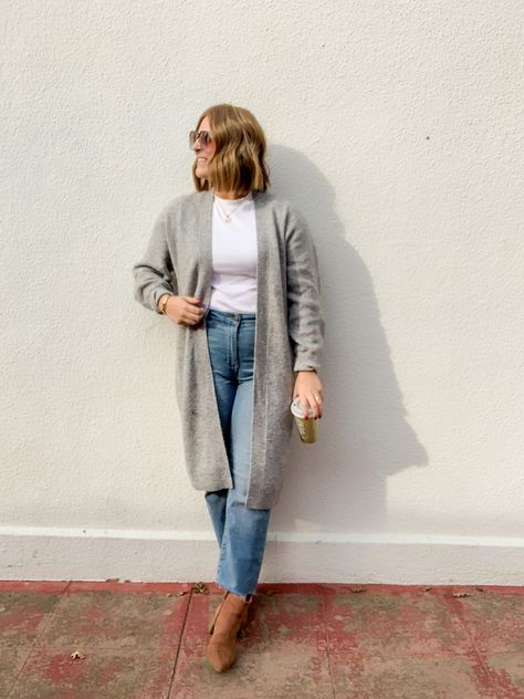 Grey Long Cardigan Outfit, Long Grey Cardigan Outfit, Light Gray Cardigan Outfit, Style Long Cardigan, Outfits With Grey Cardigan, Long Cardigan Outfit, Button Down Outfit, Light Grey Cardigan, Long Grey Cardigan