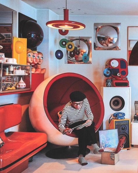 70s Interior Design Retro Futuristic, 60s Futurism Interior, Retro Futuristic Bedroom, Retro Futuristic Decor, Retro Futuristic Furniture, Retro Futuristic Interior Design, Retro Futurism Decor, Retro Futurism Room, 70s Retrofuturism