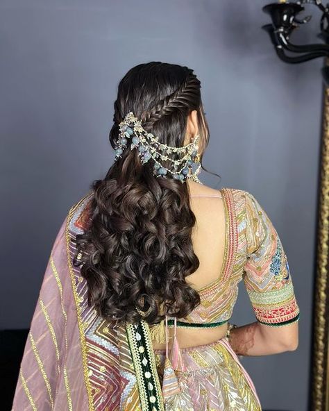 Braid Hairstyle With Lehenga, Mandap Muhrat Hairstyle, Open Hair Styling On Saree, Braid Hairstyles Traditional, Mandap Hairstyle For Bride, Mandap Hairstyle, Wedding Hairstyles For Lehanga, Mehndi Bride Hairstyles, Hairstyle For Bride Indian