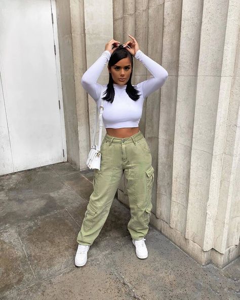 Light Green Cargo Pants Outfit, 2020s Outfits, Green Sweatpants Outfit, Sweatpants Outfit Aesthetic, Cargo Pants Women Outfit, Green Cargo Pants Outfit, Simple Streetwear, Green Pants Outfit, White Long Sleeve Crop Top