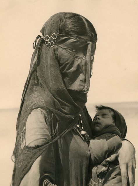 Bedouin mother. Ilo Battigeli, 1948 Mother Photos, المملكة العربية السعودية, Foto Art, People Of The World, World Cultures, North Africa, Mother And Child, Mothers Love, Vintage Photography