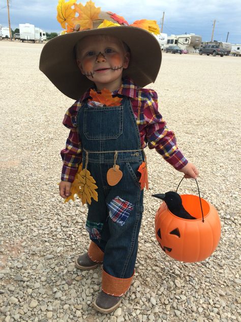 Scarecrow Costume Diy, Kids Scarecrow Costume, Toddler Scarecrow Costume, Scarecrow Outfits, Diy Halloween Dress, Halloween Dress Up Ideas, Diy Scarecrow Costume, Diy Costumes Kids Boys, Diy Fantasia