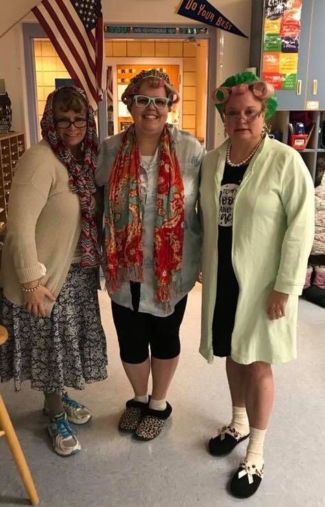 L.M.E teachers dressed like 100 years old for the 100th day of school.❤️❤️ 100 Days Of School Dress Up Teachers, Senior Dress, Grandma Costume, Dress Up Ideas, 100 Day Of School Project, Old Lady Costume, School Costume, Ideas For Teachers, Teacher Dresses