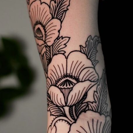 SCHWARZDORN on Instagram: "Liberation . Papaver somniferum . Thank you Marlene . #lineworktattoo #etchingtattoo #folkloretattoo #folkart #blackworkerssubmission #papavertattoo #poppytattoo #armtattoo #viennatattoo #konstanzek #tattooaustria #tattooeurope #flowertattoo" Papaver Somniferum Tattoo, Black Line Flower Tattoo, Traditional Poppy Tattoo, Black Poppy Tattoo, Black Flower Tattoo, Black Flowers Tattoo, Poppy Flower Tattoo, Etching Tattoo, Poppy Tattoo