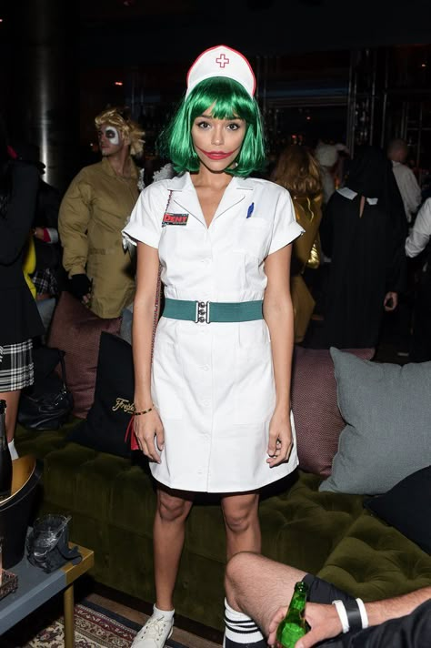 Pin for Later: Easy, Last-Minute Halloween Costumes Inspired By Our Favorite Celebs Ashley Madekwe as the Joker in a Nurse's Uniform What you'll need: A green wig, smeared lipstick, a white dress, and a green belt. DIY some sort of badge to make it clear you're a nurse. Halloween Costumes Pop Culture, Halloween Costumes Pictures, Halloween Costumes 2014, Ashley Madekwe, Best Celebrity Halloween Costumes, Movie Halloween Costumes, Celebrity Costumes, Celebrity Halloween, Hallowen Costume