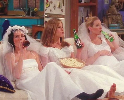 When Monica, Rachel, and Phoebe all hung out in wedding dresses. Freelee The Banana Girl, Carcase Iphone, Monica Rachel, Friends Scenes, Jenifer Aniston, Courtney Cox, Justin Theroux, Ross Geller, Humor Mexicano