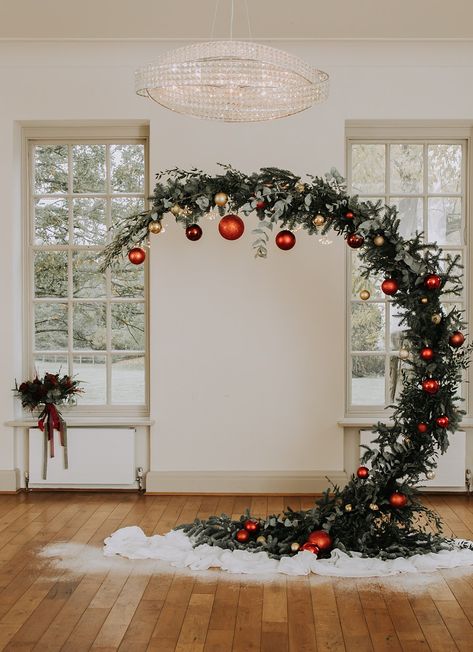 Magical Burgundy & Green Christmas Wedding Ideas Wedding Backdrop Christmas, Emerald Green And Red Wedding Theme, Vintage Christmas Wedding Ideas, Classic Christmas Wedding, Christmas Theme Wedding Ideas, Grinch Wedding, December Wedding Decorations, Green Christmas Wedding, December Wedding Ideas