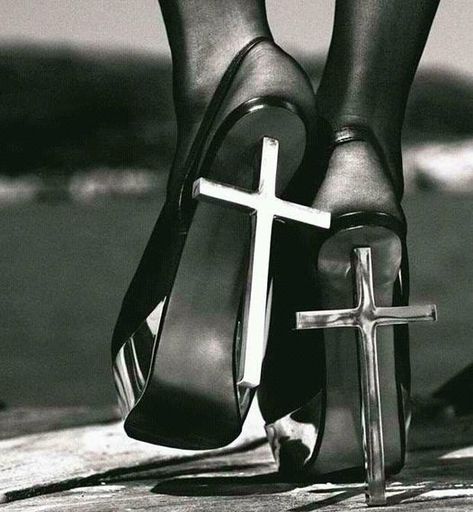 Cross Shoes, Marla Singer, Mode Shoes, Harper’s Bazaar, Glam Rock, A Cross, 인물 사진, Harper's Bazaar, On The Ground