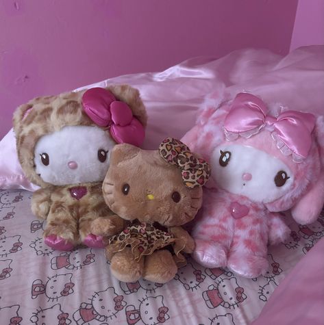 Cheetah Hello Kitty, Plushies Sanrio, Plushie Collection, Charmmy Kitty, Sanrio Stuff, Hello Kitty Pink, Kitty Plush, Pink Hello Kitty, Pink Girly Things