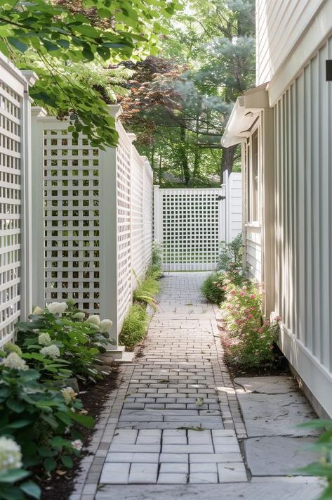 40 Privacy Fence Ideas: Stylish Solutions for a Backyard Retreat Cute Privacy Fence Ideas, Lattice Privacy Screen Fence, Privacy Fence Styles, Pergola Side Of House, Side Yard Privacy Ideas, Small Backyard Fence Ideas, Courtyard Fence Ideas, Privacy Lattice Fence Ideas, Front Porch Fence Ideas