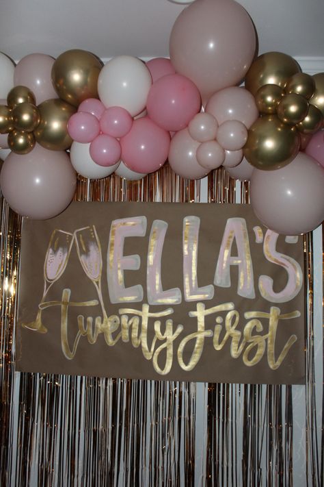 Pretty 21st Birthday Decorations, 21st Pregame Decorations, Good 21st Birthday Themes, 21 Birthday Photo Backdrop, Aesthetic 21st Birthday Party Ideas, 21st Birthday Backdrop Ideas Easy Diy, 21dt Birthday, 21sr Birthday Decorations, 21st Bday Decorations Diy