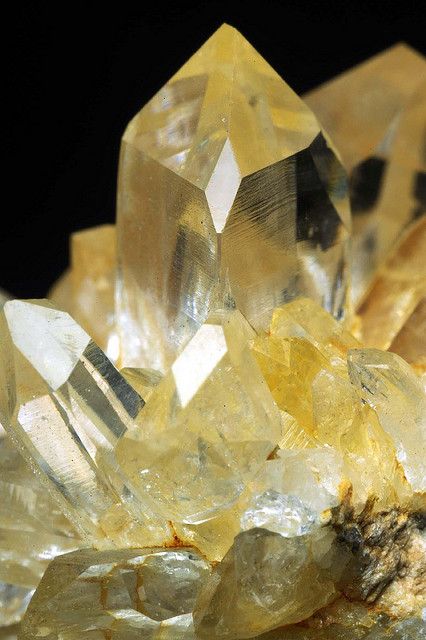 Quartz Manipura Chakra, Yellow Crystals, Pretty Rocks, Beautiful Rocks, Mineral Stone, Minerals And Gemstones, Rocks And Gems, Quartz Crystals, Energy Crystals