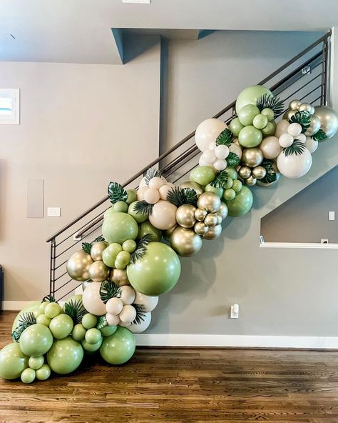 Stairs Balloon Garland, Stairwell Balloon Garland, Classy Balloon Decor, Balloon Garland On Stairs, Classy Luau, Dekoracija Balonima, Staircase Balloon Garland, Balloon Decorations Without Helium, Green Balloon Garland