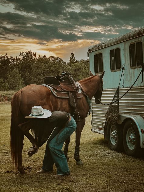 Barrel Racing Aesthetic, Dream Horse Barns, Cute Horse Pictures, Barrel Racing Horses, Rodeo Horses, Country Style Outfits, Barrel Horse, Cute Country Outfits, Rodeo Life