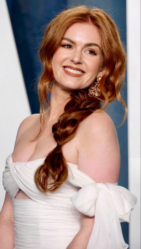 Isla Fisher Makeup, Isla Fisher Aesthetic, Red Head Celebrity, Isla Fisher Hair, Ginger Actress, Red Head Celebrities, Ginger Celebrities, Isla Fisher Style, Purva Bhadrapada