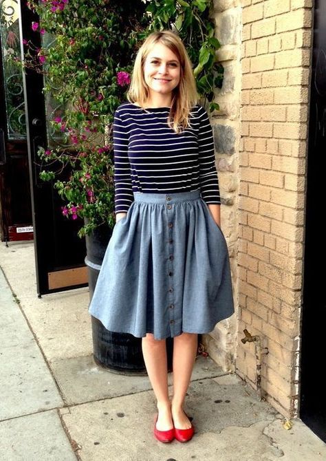 Love the shape and buttons down the front! Pear Shape Fashion, Striped Dress Outfit, Silhouette Mode, Rok Midi, Mode Tips, Spring Dresses Casual, Blazer Outfit, Trendy Skirts, Blue Skirt