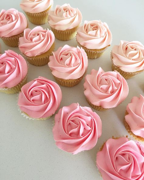 Ombre Cupcakes, Rosette Cupcakes, Bridal Shower Cupcakes, 18th Birthday Cake, Bridal Shower Tea, Shower Cupcakes, Vanilla Cupcakes, Vanilla Buttercream