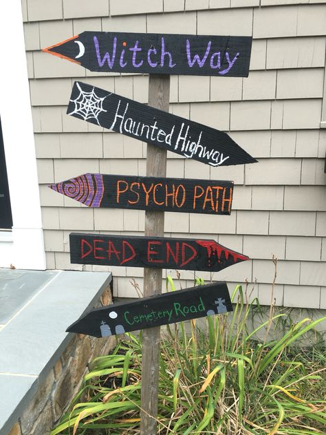 Halloween Sign Post Diy, Halloween Road Signs Diy, Halloween Directional Signs Diy, Halloween Stake Signs, Wooden Halloween Decorations Yard Art, Halloween Arrow Signs, Halloween Road Signs, Diy Halloween Signs Cardboard, Halloween Crafts Diy Decorations