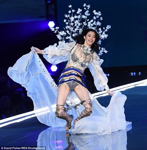 There she goes! Ming Xi, 28, suffered an epic tumble at the 22nd annual Victoria's Secret ... Fashion Show Videos, Ming Xi, Victoria Secret Runway, Victoria Secret Show, Vs Fashion Shows, Victoria's Secret Fashion Show, Victorias Secret Models, Victoria Secret Fashion, Victoria Secret Angels