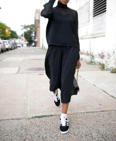 Black And White Sneakers Outfit, Black Trainers Outfit, Black Sneakers Outfit, Culottes Outfit, Looks Adidas, Trainers Outfit, Chic Sneakers, Black And White Sneakers, Trainers Fashion