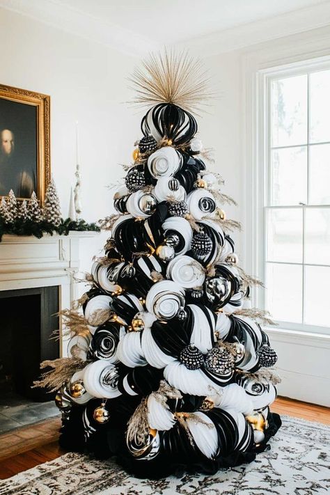 Black_and_White_Glam_Christmas_Tree w (30) Halloween Christmas Tree Decorations, Black And Silver Christmas Tree Ideas, Pink Black And White Christmas Tree, Black And White Christmas Decor Ideas, White Tree With Black Ornaments, Black And Champagne Christmas Tree, Modern Black Christmas Tree, Black Christmas Tree Decorations Ideas, White Glam Christmas Tree