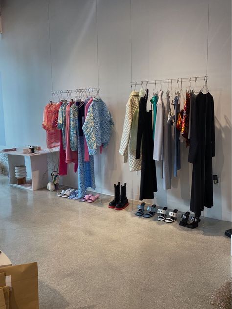 Fashion Retail Academy, Retail Job Outfit, Fitting Room Aesthetic, Fashion Show Room, Urban Office, Photography Studio Design, Design Studio Workspace, Fashion Agency, Fashion Dream Job