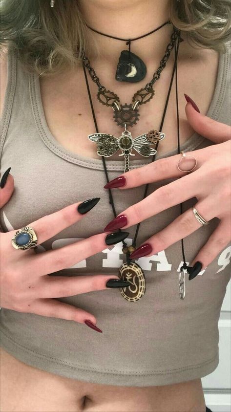 gothic nail art Simple Gothic Nails, Black Gothic Nails, Nail Art Gothic, Gothic Nail Designs, Gothic Nail Art, Gothic Nails, Goth Nails, Poses Instagram, Makeup Nails