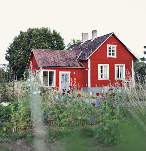 Decor Home Bathroom, Swedish Country House, Swedish Houses, Swedish Farmhouse, Swedish Home, Swedish Cottage, Red Houses, Victorian Home Decor, Red Cottage