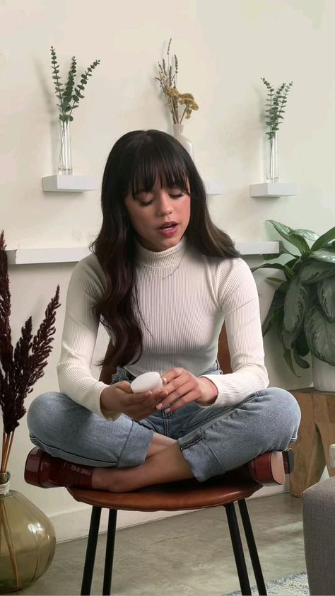 Zombie Apocalypse, Jenna Ortega, A Chair, Favorite Celebrities, Pretty People, Bangs, Celebrity Style, A Woman, Casual Outfits