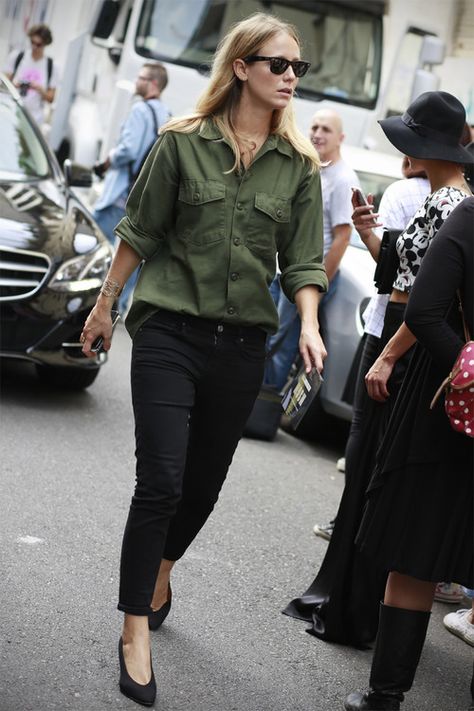 Photo Olive Green Button Down Shirt Outfit, Olive Button Down Shirt Outfit, Olive Green Button Up Shirt Outfit, Olive Green Shirt Outfit Women, Khaki Shirt Outfit Women, Khaki Shirt Outfit, Olive Green Shirt Outfit, Jennifer Neyt, Linen Button Down Shirt Women