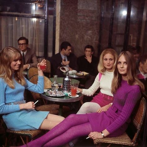 60’s Fashion, Moda Hippie, 60s 70s Fashion, Parisian Women, 70s Inspired Fashion, Swinging Sixties, Sixties Fashion, Retro Mode, Catherine Deneuve