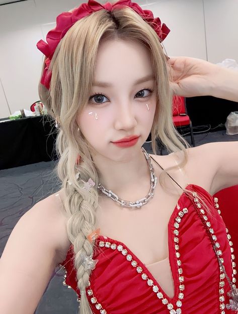 National Girlfriend Day, Gidle Yuqi, Girlfriends Day, G-idle Yuqi, Bias Kpop, Pop Photos, Actor Model, G I Dle, Cute Photos