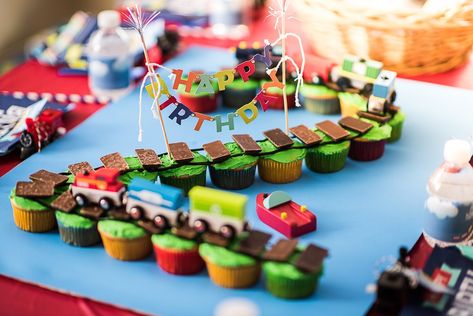 How to make a DIY train track birthday cake using cupcakes and licorice plus decorating ideas for a child's train-themed birthday party (chuga chuga TWO TWO!) Train Party Ideas, Train Themed Birthday Party, Train Birthday Theme, Train Theme Birthday Party, Thomas Birthday Parties, Train Birthday Cake, Cars Birthday Party Decorations, Ideas Cupcakes, New Birthday Cake