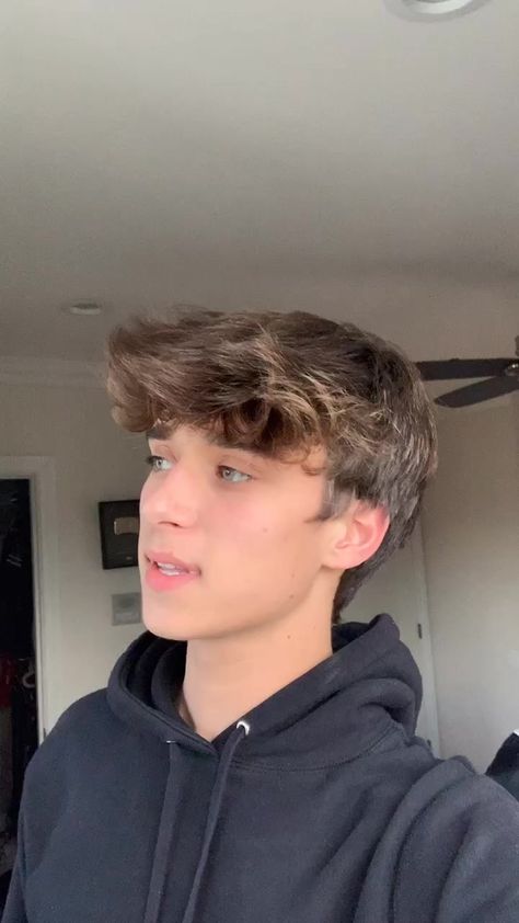 Teenage Guys Hairstyles, American Boy Hairstyle, Frat Boy Haircut, Basic White Boy Hair, Tik Tok Haircut, American Boys Style, Tiktok Hairstyles Boys, Teenage Boys Hair Cuts, Tiktok Boy Hair