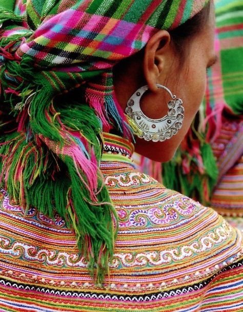 flower hmong, vietnam Hmong Embroidery, Desert Dreamer, Hmong Clothes, Vietnam Fashion, Ethno Style, Estilo Hippy, Hippy Chic, We Are The World, World Of Color