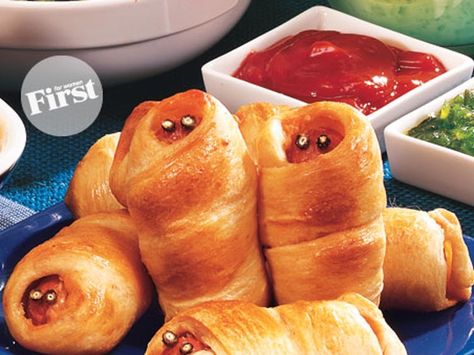 Keep Your Hunger Under Wraps With Mummy Pigs in a Blanket Mummies In A Blanket Recipe, Mummy Pigs In A Blanket, Pumpkin Rice Krispie Treats, Dinner Party Appetizers, Mummy Pig, Mystery Dinner Party, Spooky Snacks, Mystery Dinner, Halloween Appetizers