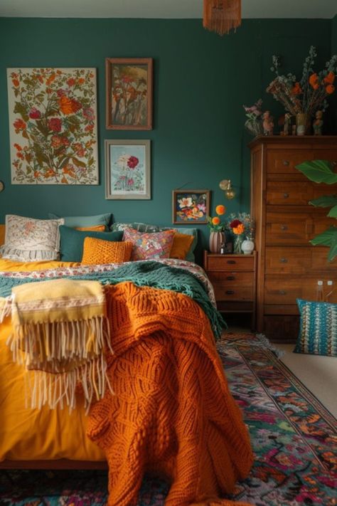 Dark Green Bedroom, Maximalist Bedroom, Bedroom Orange, Casa Vintage, Serene Bedroom, Green Bedroom, Eclectic Bedroom, Bedroom Green, Decoration Inspiration