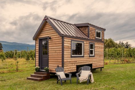 16' "Thistle" Tiny House on Wheels by Summit Tiny Homes - Dream Big Live Tiny Co. Diy Tiny House Plans, Built In Couch, Tiny House Blog, Tiny House Exterior, Diy Tiny House, Tiny House Movement, Tiny Spaces, Cozy Farmhouse, Tiny House Living