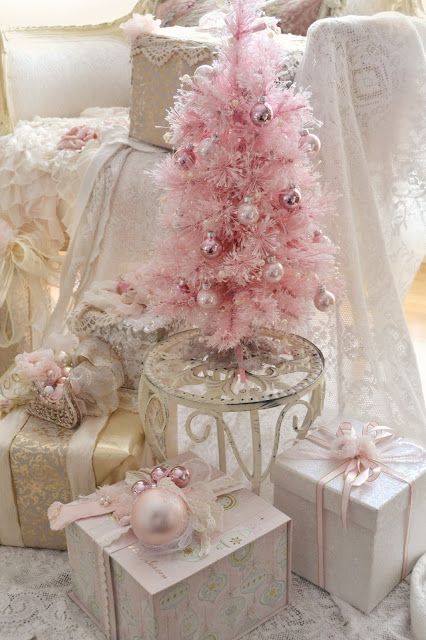 A beautiful post - the baubles on top of each present are sooo detailed, they are gifts by themselves! Vertrouw Op God, Pink Christmas Tree Decorations, Pink Decorations, Art Balloon, A Pink Christmas, Chic Christmas Decor, Baubles Christmas, Shabby Christmas, Rose Gold Christmas