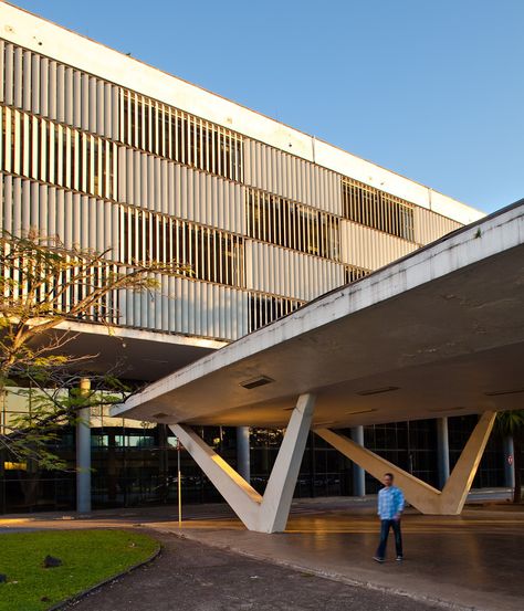 Iconic Columns in Modern Brazilian Architecture,© Pedro Kok. Image Maquise and Pavilion Ciccillo Matarazzo Column Design Exterior, Brazilian Modernism, Brazilian Architecture, Modern Column, Architecture Drawing Presentation, Column Design, Architecture Images, Mid Century Architecture, Oscar Niemeyer