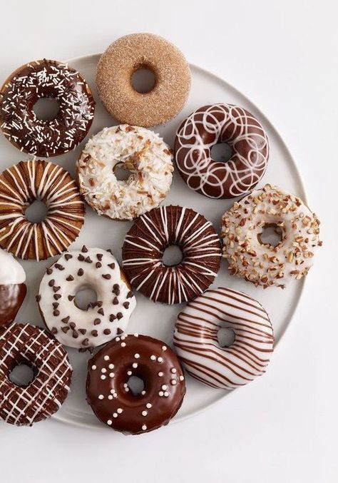 Donat Glaze, Donut Decorating Ideas, Fancy Donuts, Donut Flavors, Kek Lapis, Donut Decorations, Cute Donuts, Homemade Donuts, Delicious Donuts