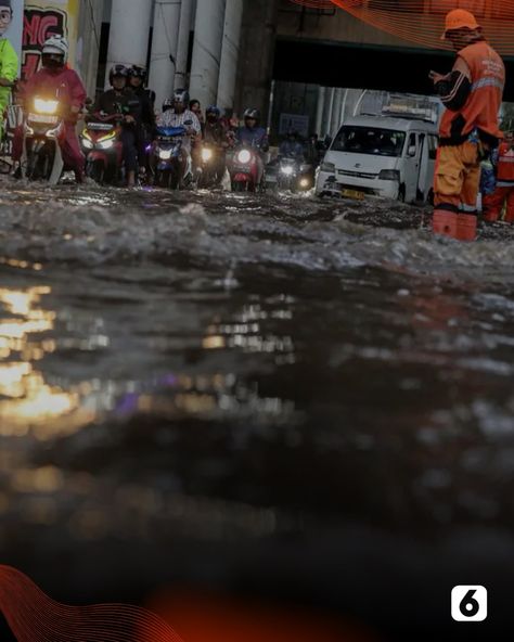 Banjir kalau di Jakarta: Bikin telat masuk kerja, pulang ke rumah larut malam. Ada yang senasib kah dengan kita di musim hujan begini?☔️🥹 Foto: Angga Yuniar #Liputan6dotcom #BanjirCore #Lip6Alv Banjir Jakarta, Jakarta, Quick Saves