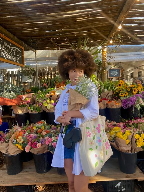 Flower Market Pictures, Market Photoshoot Photo Ideas, Market Pose Ideas, Farmers Market Inspo Pics, Farmer Market Photoshoot, Farmers Market Photo Ideas, Flower Market Outfit, Farmers Market Editorial, Farmers Market Black Woman