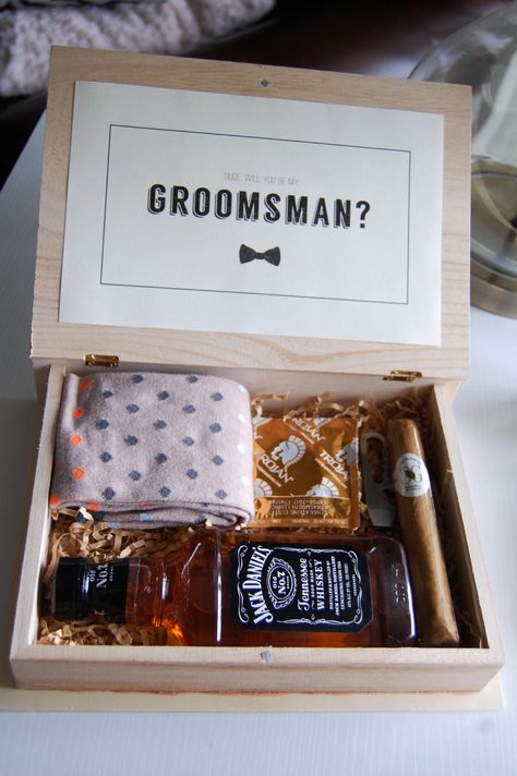 DIY "Will you be my groomsman?" boxes Creative Groomsmen Gifts, Groomsmen Boxes, Groomsmen Invitation, Bridesmaid Groomsmen Gifts, Be My Groomsman, Wedding Gifts For Groomsmen, Wedding Party Invites, Groomsmen Proposal, Wedding Groomsmen