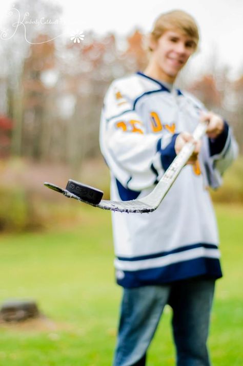 Senior graduate outdoor hockey photo shoot. This is totally Malachi. Hockey Photoshoot, Hockey Poses, Hockey Senior Pictures, Couples Sports, Guy Posing, Kimberly Caldwell, Hockey Photography, Oxford High School, Hockey Photos