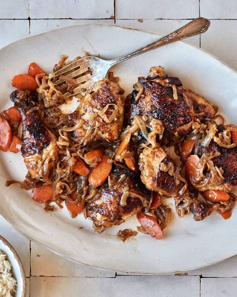 Grilled Chicken Recipe in Caramelized Onion Sauce (Yassa Poulet) Chicken Yassa, Saveur Recipes, Soul Recipes, Grilled Chicken Recipe, Poultry Dishes, Onion Sauce, Cooking White Rice, Caramelized Onion, Grilled Chicken Recipes