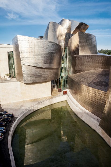 The Guggenheim Museum in Bilbao is an interesting museum where you can see outstanding examples of modern art like the other museums of the Guggenheim Foundation. But there is something else that makes it unique among other Guggenheim museums around the world. It is an exceptional example that proves what a deconstructivist approach to architecture can do when advanced technologies are combined. Famous Museums Architecture, Deconstructivist Architecture, Guggenheim Museum Bilbao, The Guggenheim Museum, Oceanfront Vacation Rentals, Bilbao Spain, Famous Architecture, Gothic Cathedrals, Frank Gehry