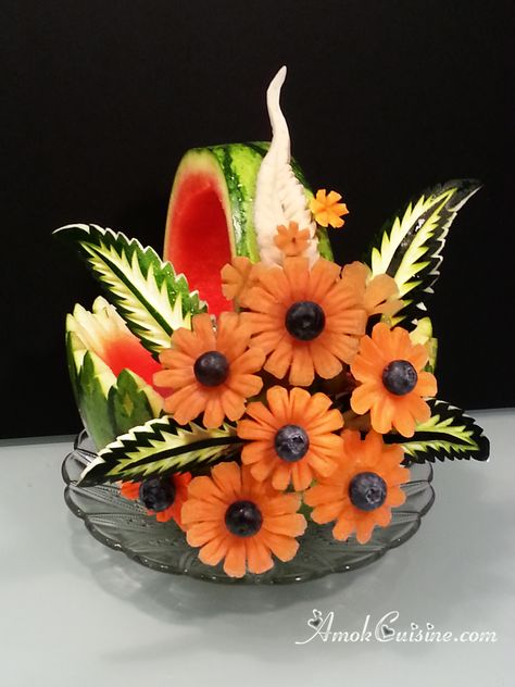 Fruit Carving Ideas, Fruits And Vegetables Images, Carving Fruit, Fruit Carvings, Decorações Com Comidas, Watermelon Carving, Fruit And Vegetable Carving, Food Sculpture, Fruit Displays