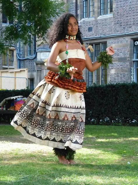 Fiji costume Fijian Traditional Clothing, Polynesian Clothing Traditional, Fiji Traditional Clothing, Fiji Culture Aesthetic, Fiji Aesthetic Outfits, Fiji Clothes, Fiji Outfits, Polynesian Outfits, Fijian Clothing